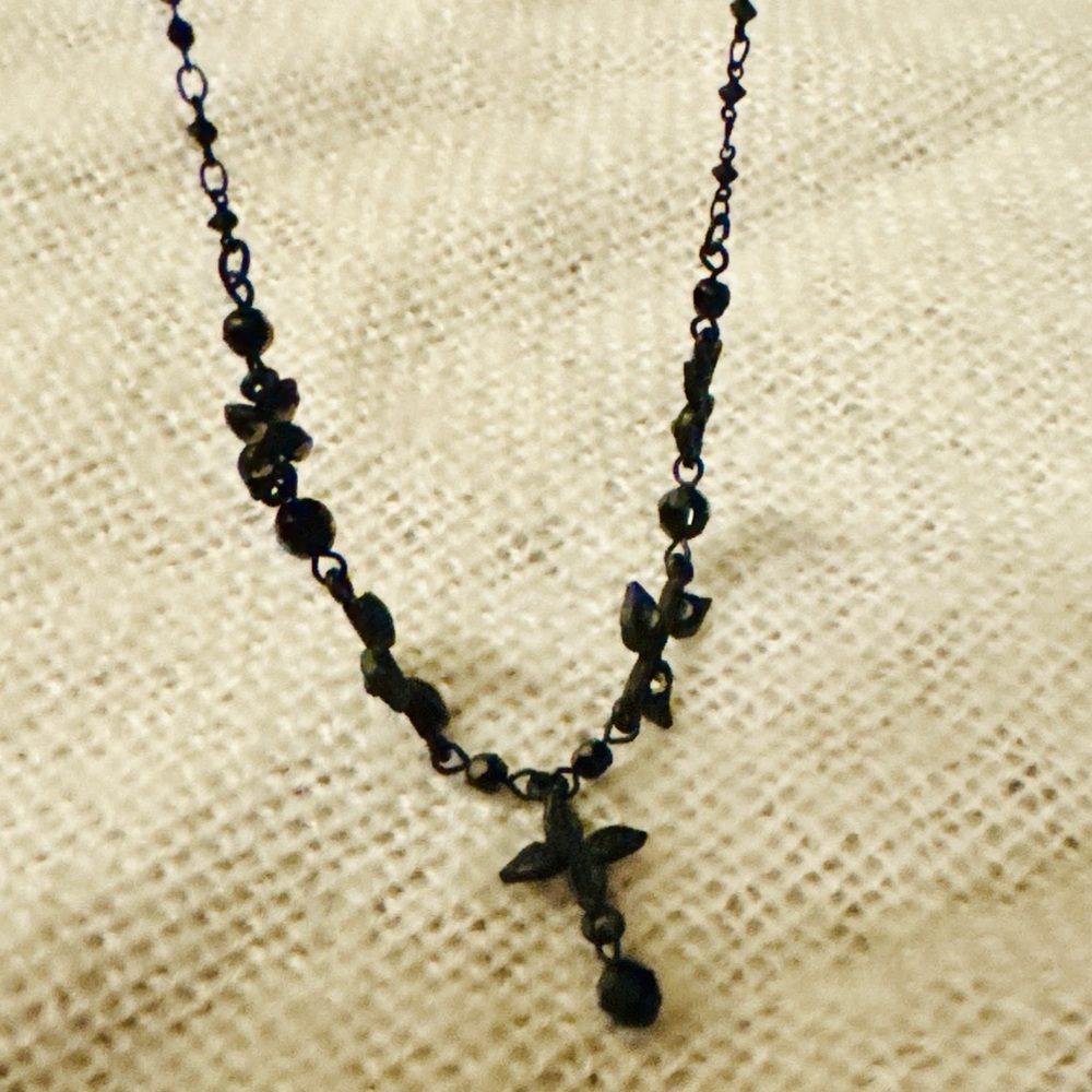 Black Vintage-Style Pendant Necklace – Gothic Floral Design